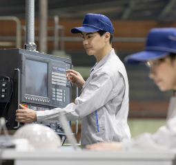 �H�Ƌ@�B���g���č�ƒ��̃X�^�b�t2���̎ʐ^